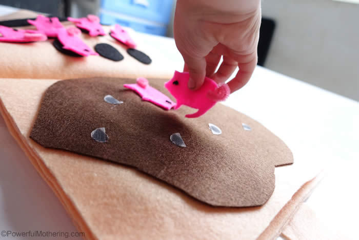 roll play with felt animales