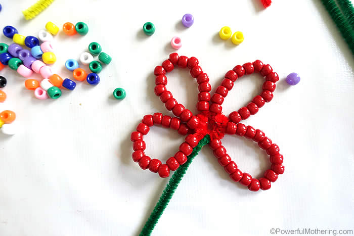 overlapping pipecleaners to make a flower
