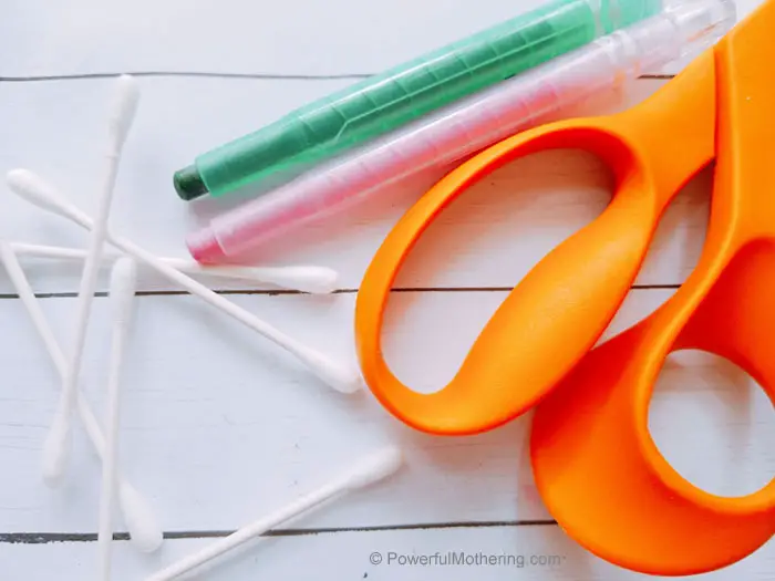 An adorable and easy spring flower craft for kids using q-tips. This is fantastic for strengthening creativity and fine motor skills! 