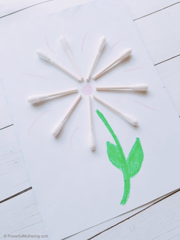 An adorable and easy spring flower craft for kids using q-tips. This is fantastic for strengthening creativity and fine motor skills! 