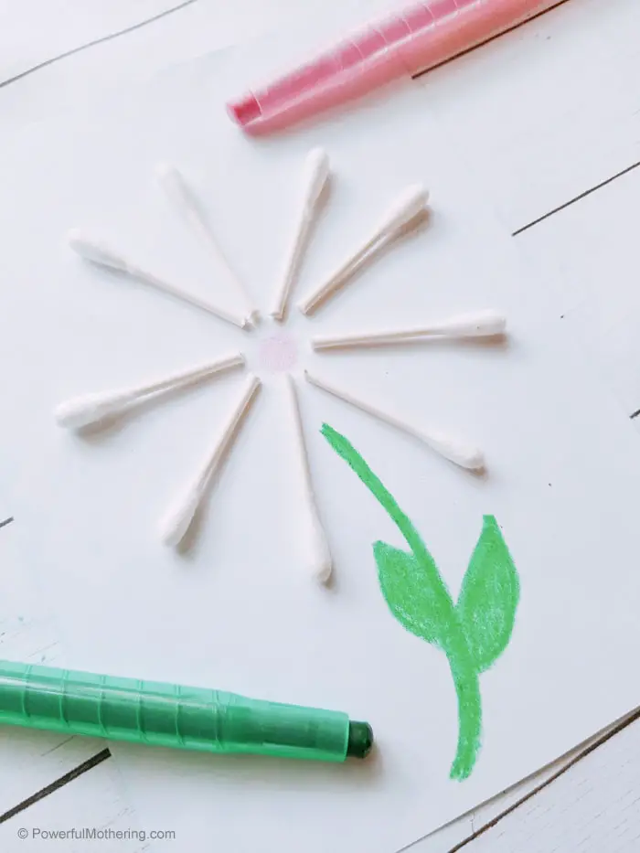 An adorable and easy spring flower craft for kids using q-tips. This is fantastic for strengthening creativity and fine motor skills!