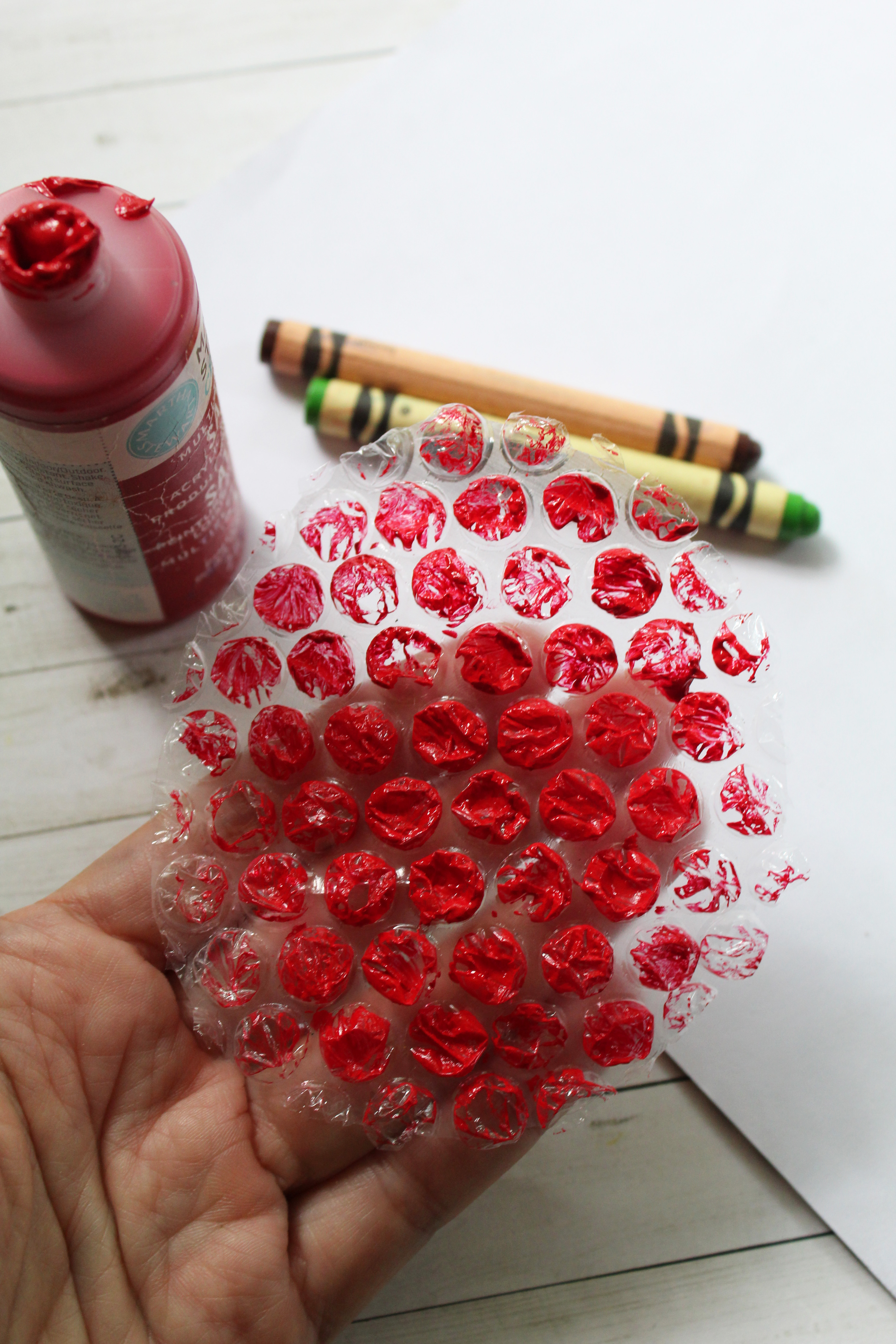 Apple Bubble Wrap stamp craft for kids. This is a great craft for children of all ages and the results are so fun!