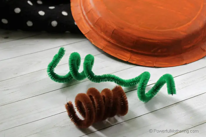 A simple pumpkin craft for kids. Even toddlers can fingerpaint it! 