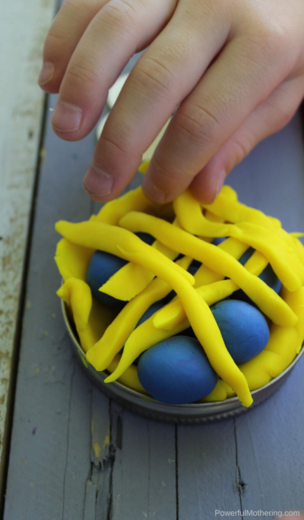A low prep counting game for preschoolers and kindergarteners. This pie playdough game is not only fun but so beneficial.