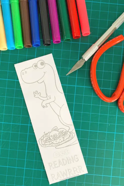 A Simple Dinosaur Activity that dino lovers will enjoy. Kids will be encouraged to read with this dinosaur bookmark! 