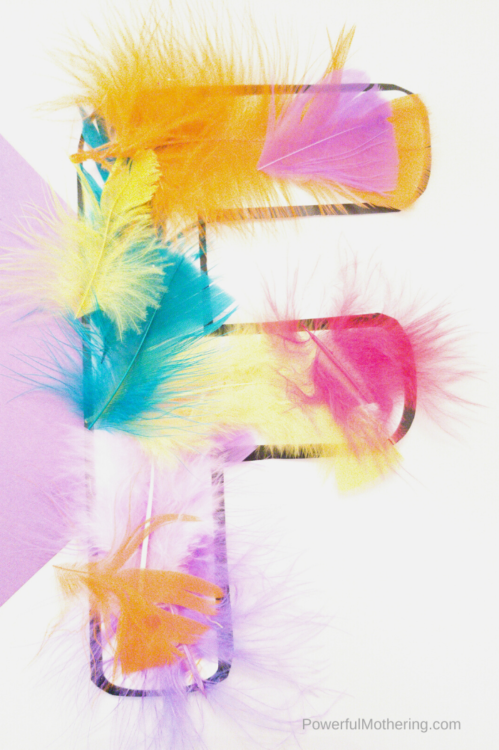 A fun feather craft to help children learn all about the letter F. 