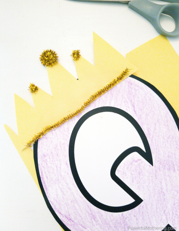 A simple letter of the week craft for the letter Q. Q is for Queen is a great way to help kids learn the letter Q! 